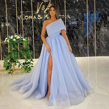 Елегантни вечерни рокли от небето синя органза, секси дълга вечерна рокля с цепка на едно рамо, пищни тюлевое рокля трапецовидна форма за бала