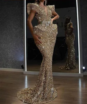 Секси рокля на булката с дълбоко V-образно деколте и пискюли, расшитое златни пайети и дълги ръкави