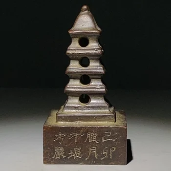Старото уплътнение под формата на пагода от червена мед, направени по стари времена, накити за украса на дома