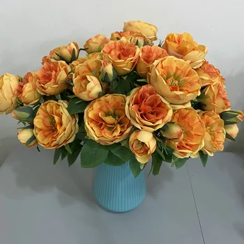 Изкуствена коприна, която симулира чаена роза, сватбен букет с цветя в ръцете, началната дневна, градински рози, украсата от зелени растения